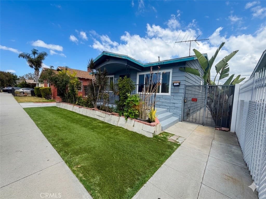 1425 W Gage Avenue