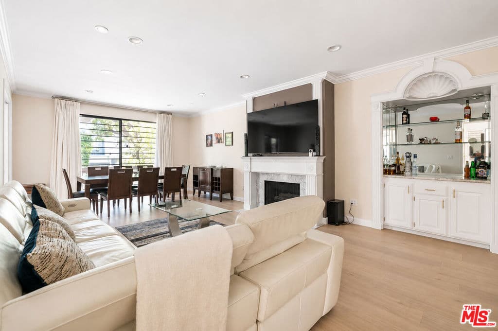 14923 Moorpark Street 101