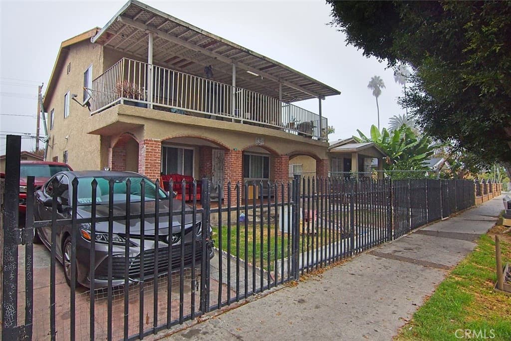 6911 Compton
