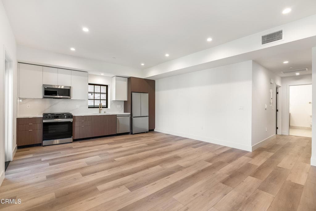 139 S Oak Knoll Avenue 204
