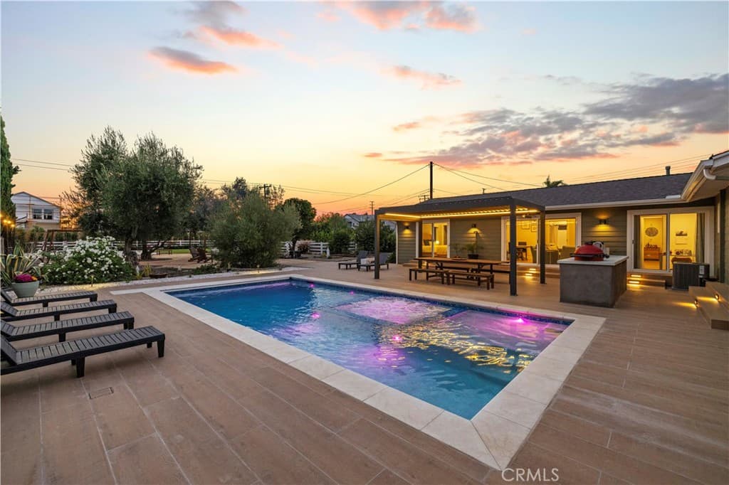 4935 Maureen Lane