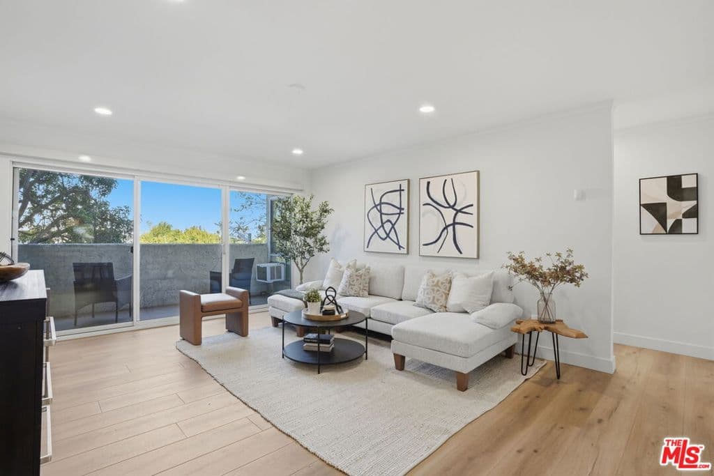 8400 De Longpre Avenue 209