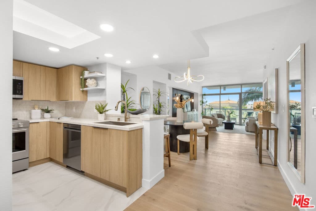 13700 Marina Pointe Drive 511
