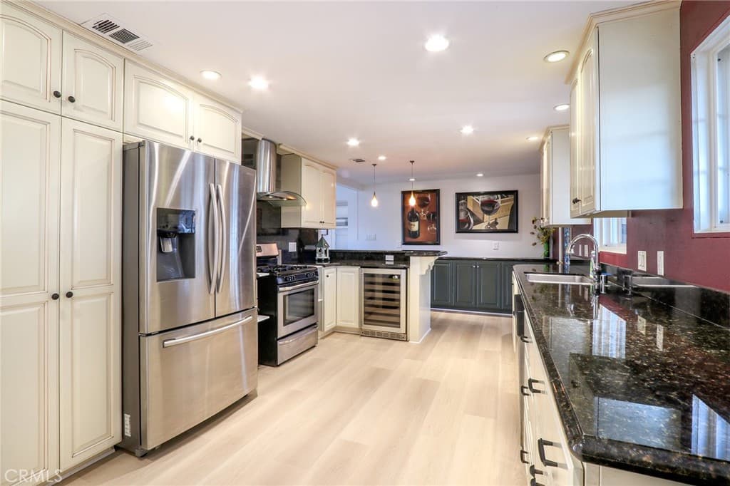 1236 E Highland Court