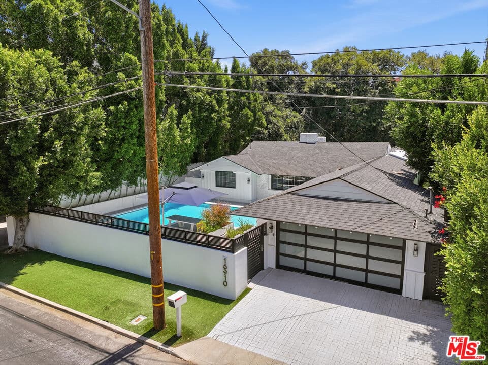 16910 Magnolia Boulevard