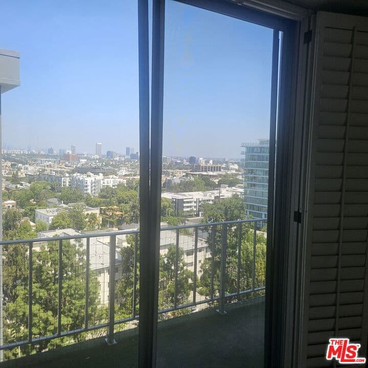 100 S Doheny Drive 1009