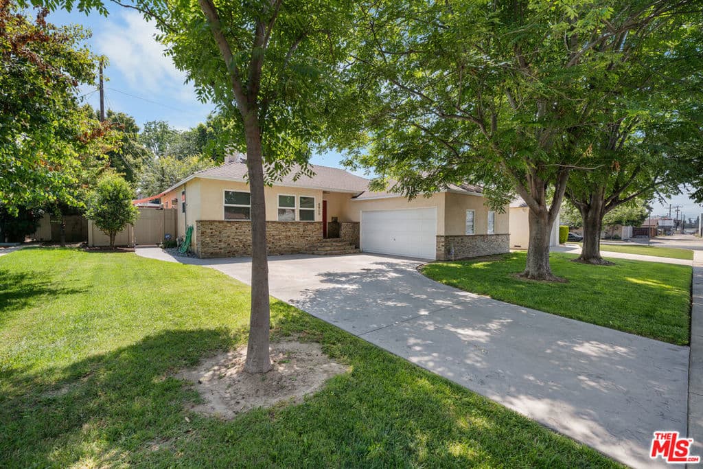8908 Amigo Avenue