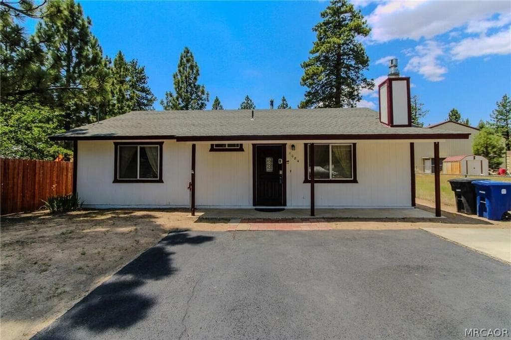 1084 Hugo Lane