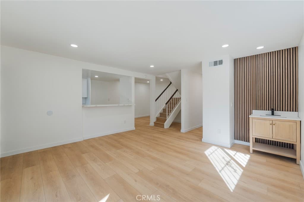 1239 W Rosecrans 31