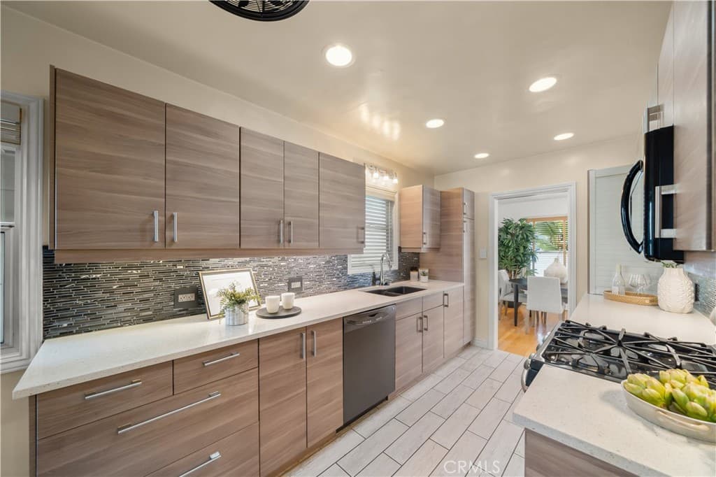 2027 E Appleton 1