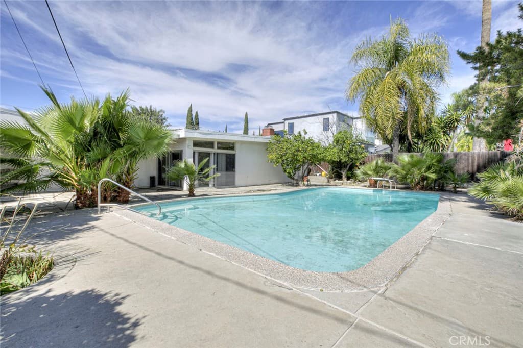 10412 Reseda