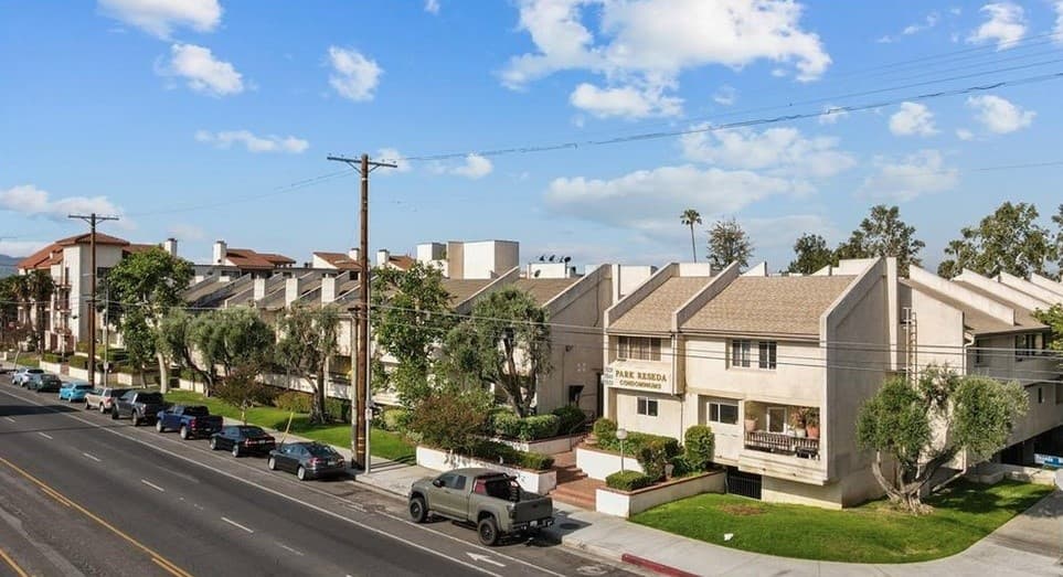 7631 Reseda Blvd. 57V