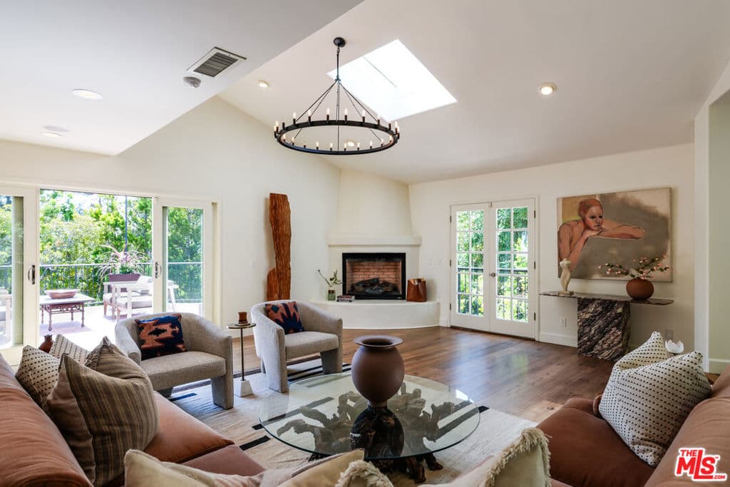 2216 E Live Oak Drive