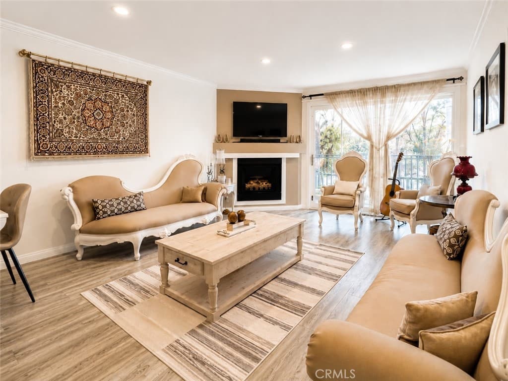 5565 Canoga Avenue 207
