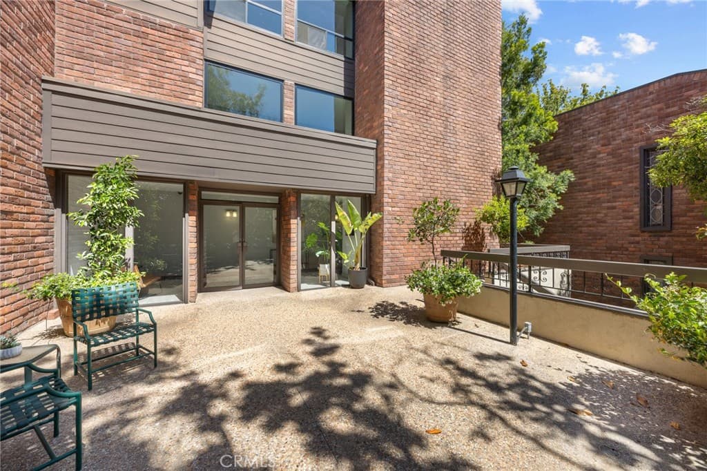 700 S Lake Avenue 109