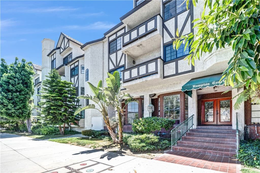 17914 Magnolia Boulevard 210