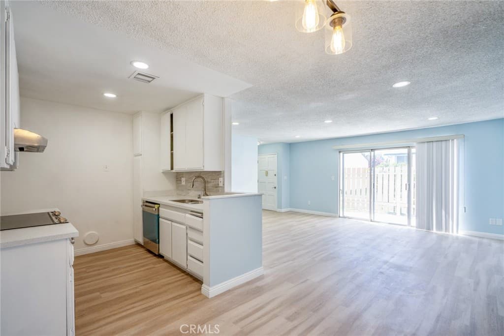 2300 S Hacienda Boulevard D4