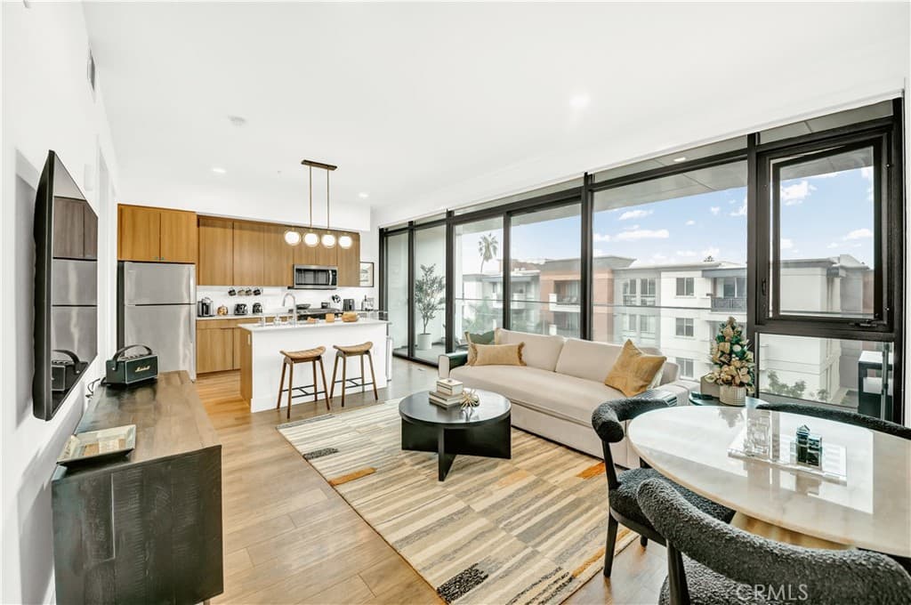 709 E Walnut Street 415