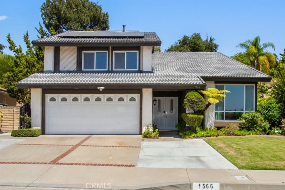 1566 Autumn Hill