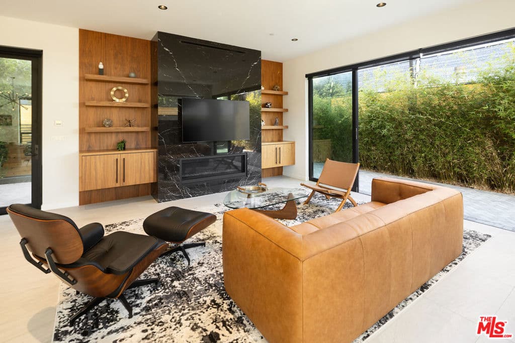 212 Bay St 103