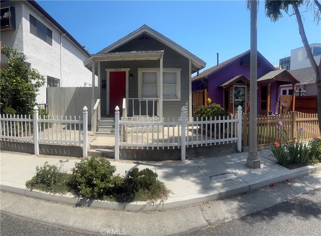 652 Navy Street