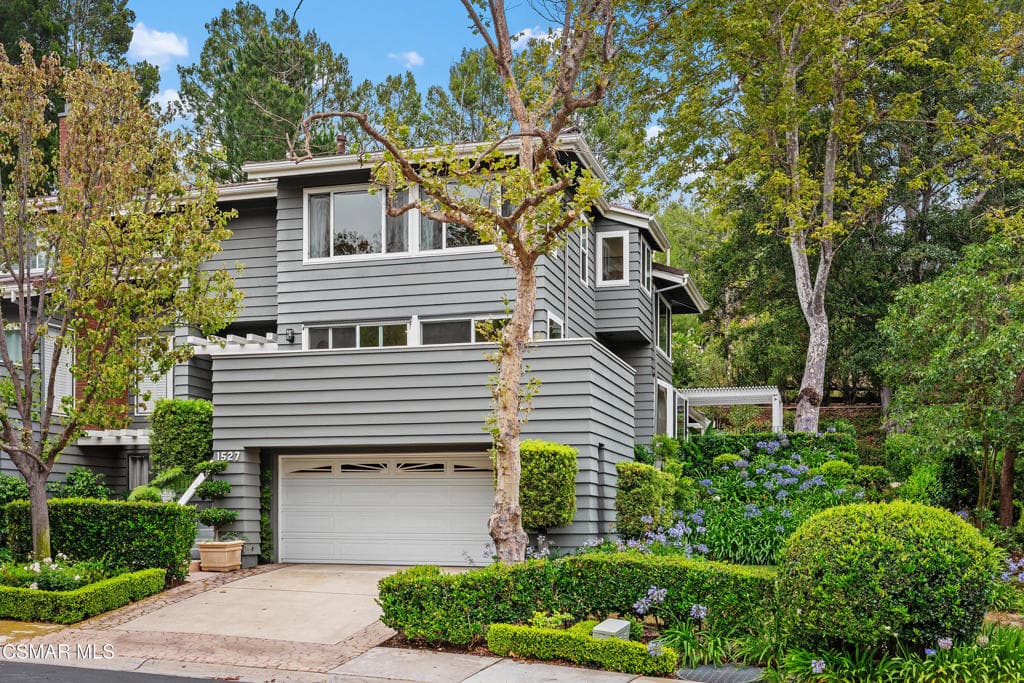 1527 N View Drive