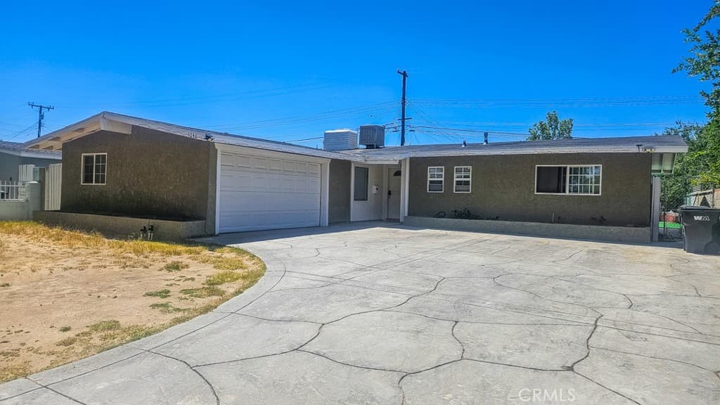 1046 W Holguin