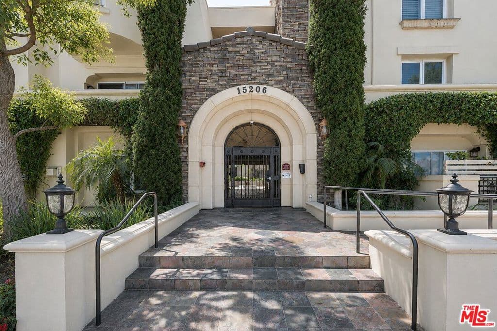 15206 Burbank Boulevard 116