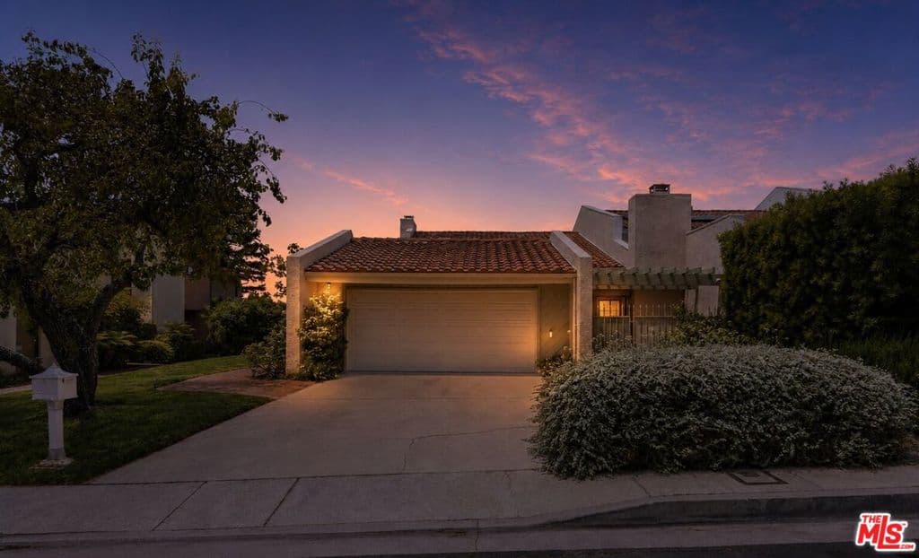 2755 Bottlebrush Drive