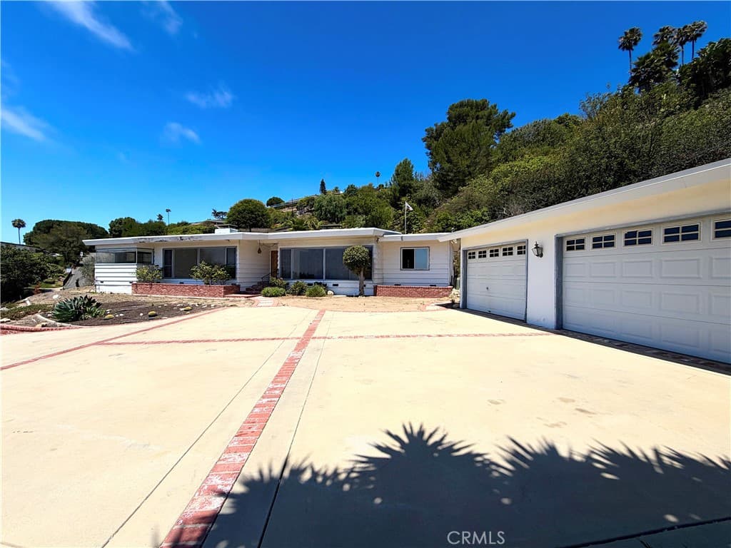 3079 Deluna