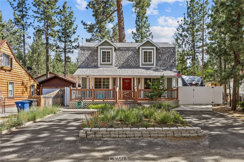 904 E Fairway