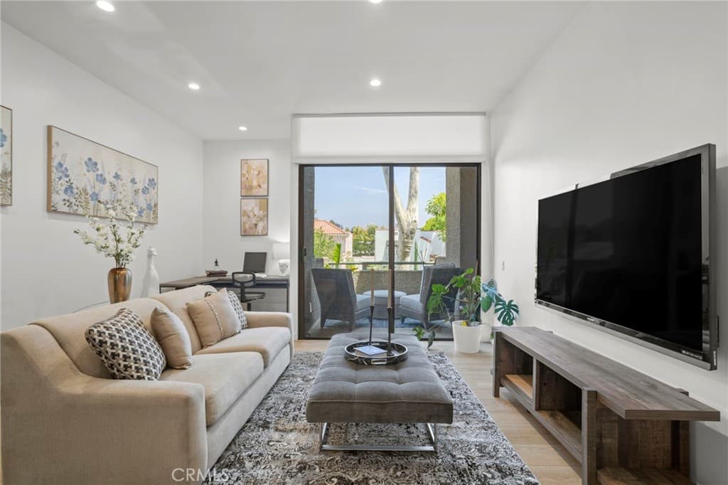 484 E California 8