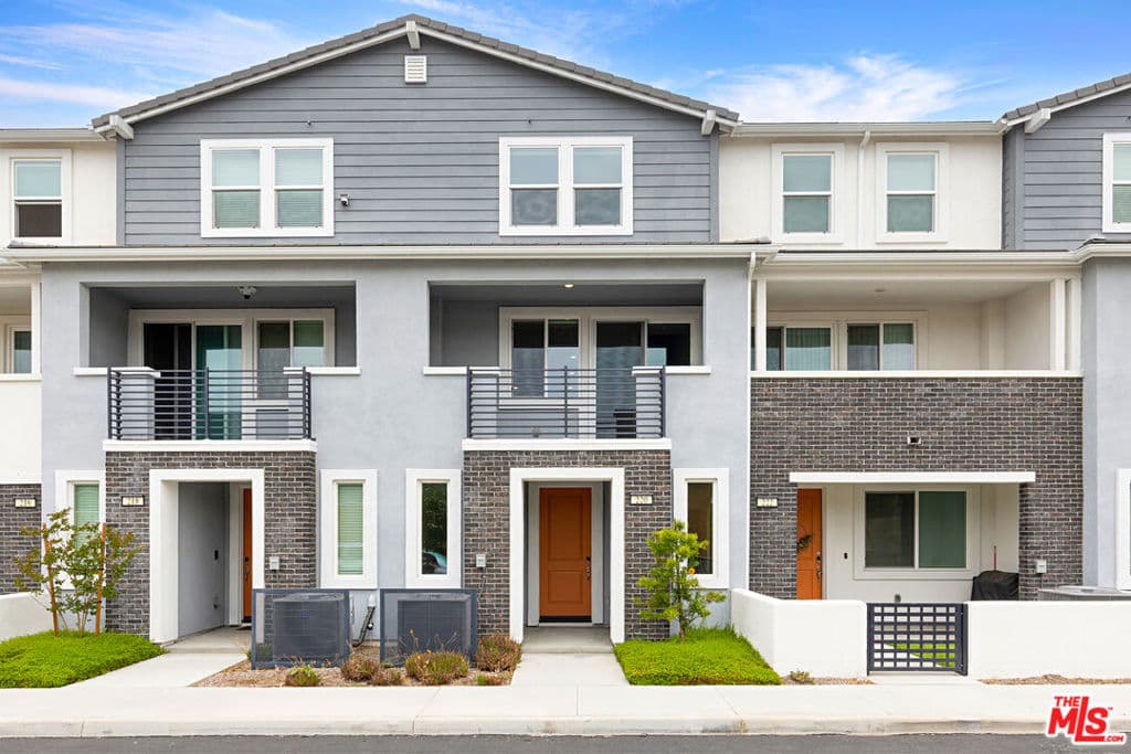 220 Lockhart Way