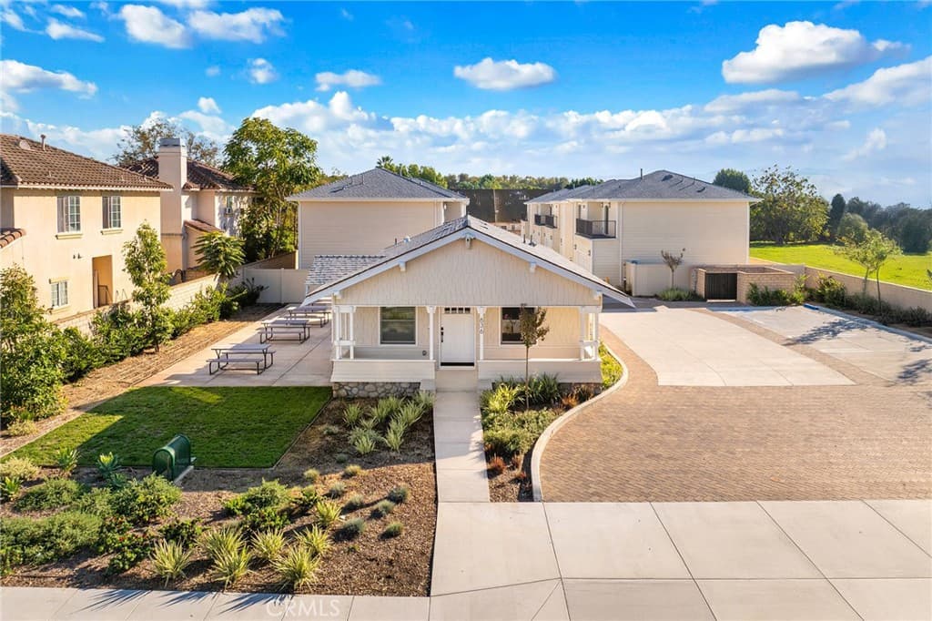 646 W Grand Avenue