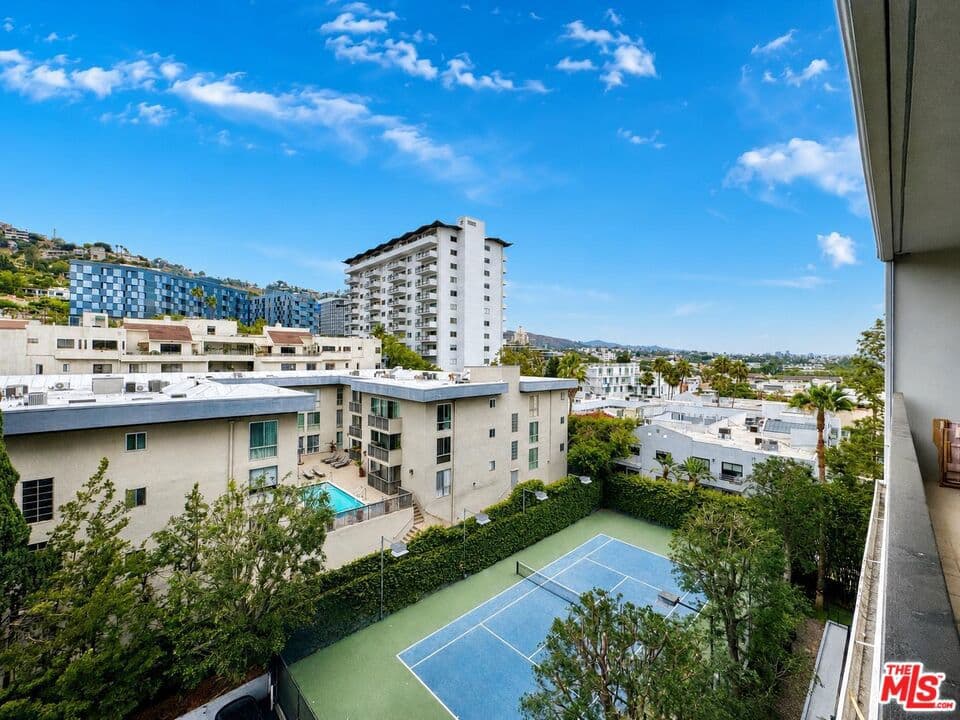 1100 Alta Loma Road 902
