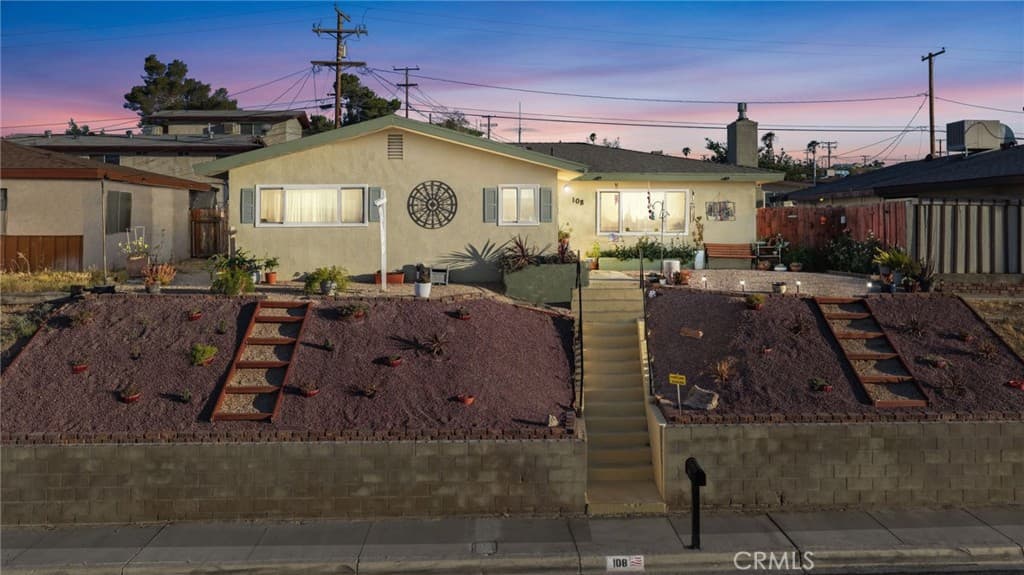 108 W Desert View Drive