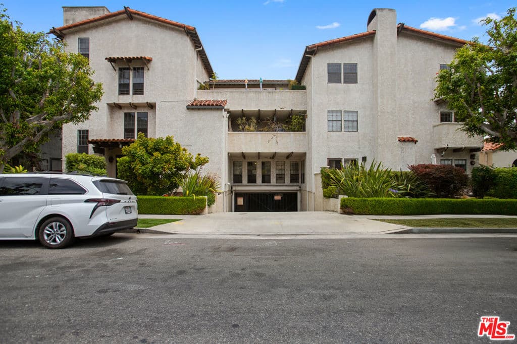 1110 S Shenandoah Street 8