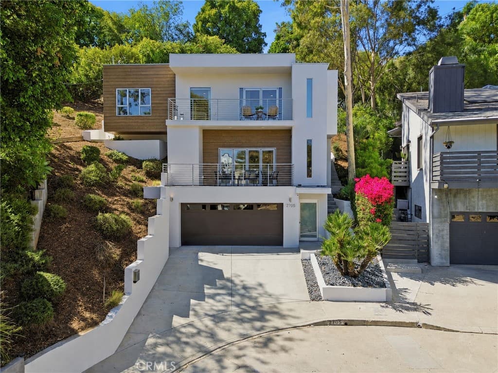 2705 W Lytelle