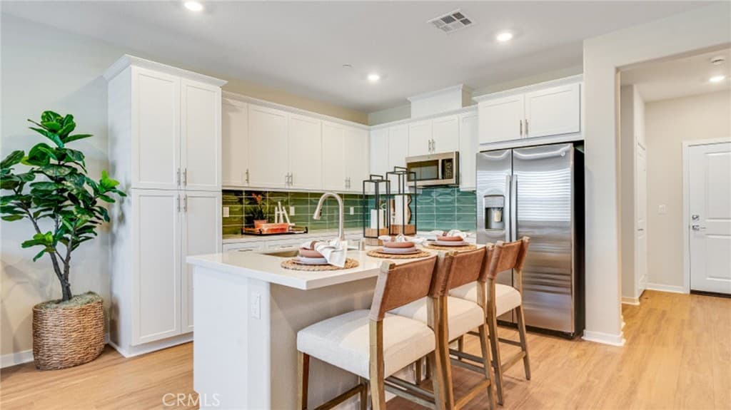 2843 E Amberley Privado