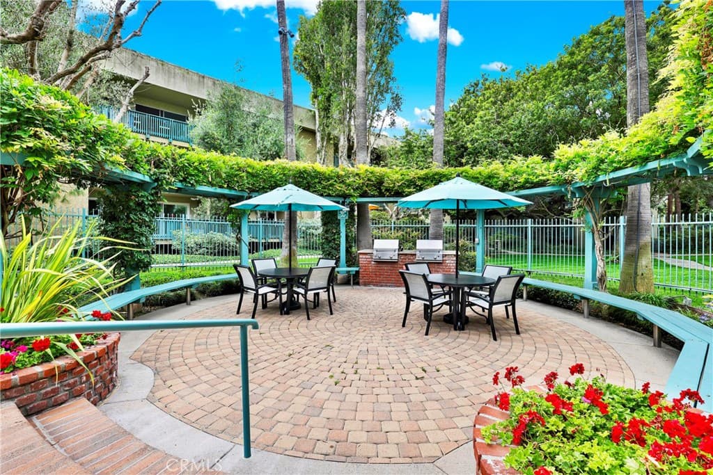 552 N Bellflower 303