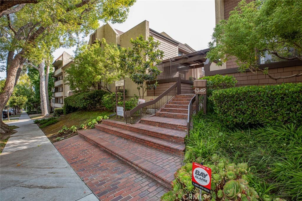 1349 N Columbus 16