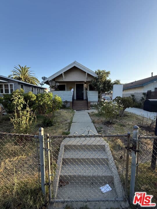913 W 77th Street