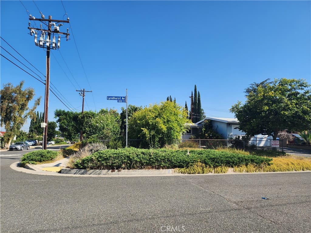 1551 Lyndhurst