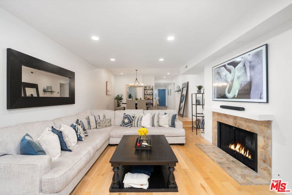 4338 Redwood Avenue B213