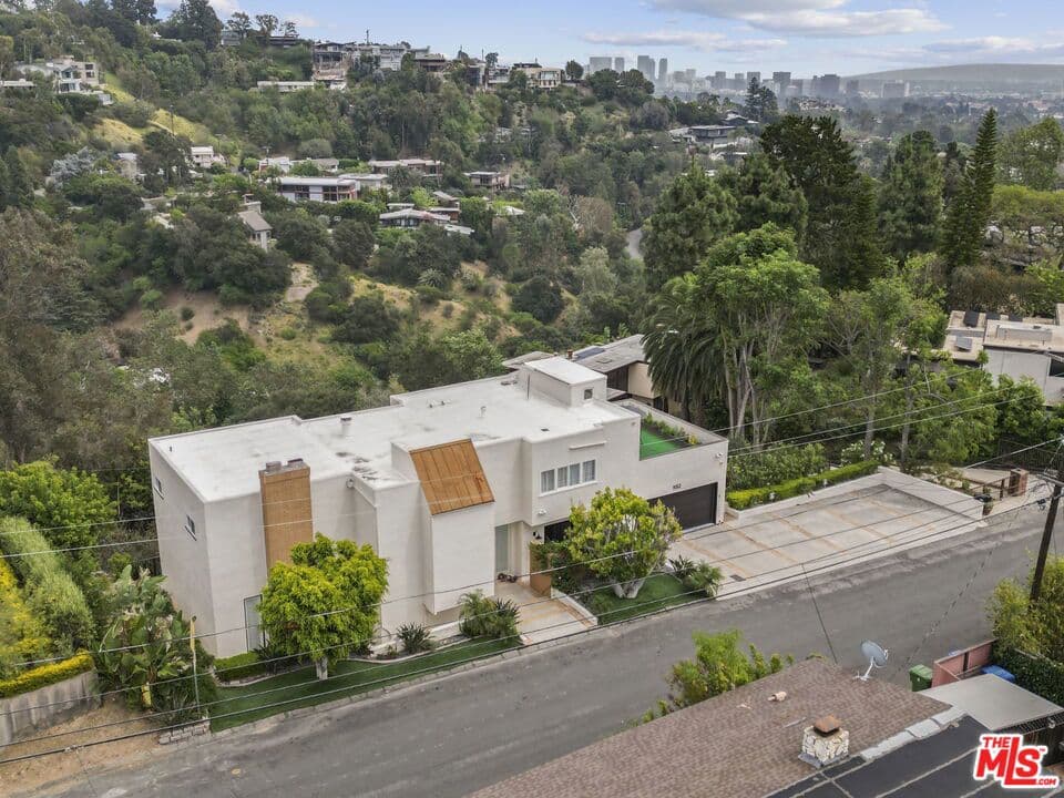 1052 N Kenter Avenue