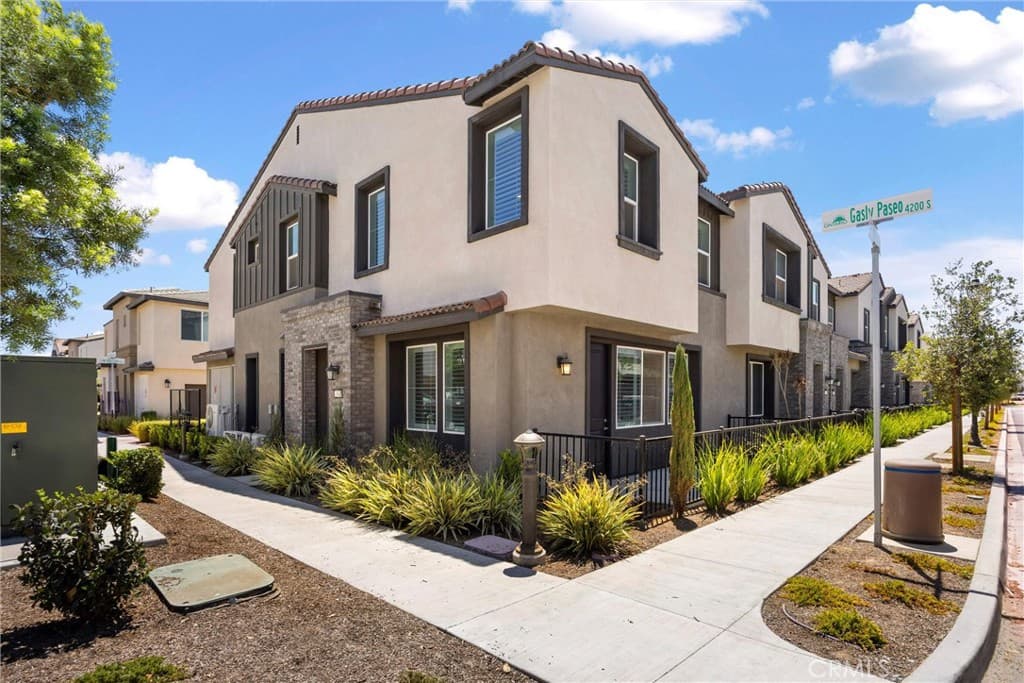 2843 E Bedford Privado