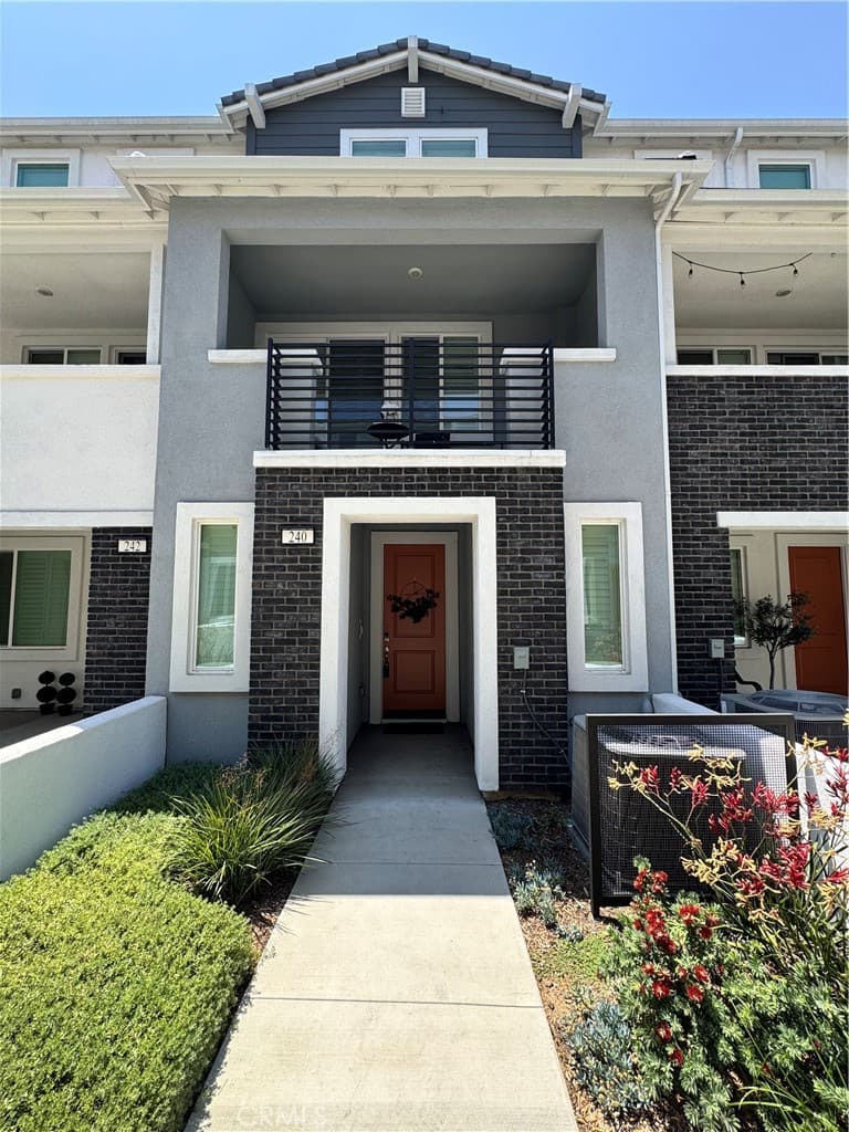 240 Lockhart
