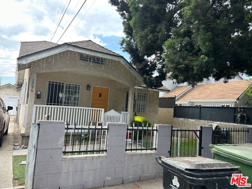 Home in Los Angeles, 90043