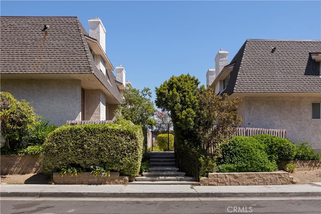 17943 Magnolia Boulevard 16