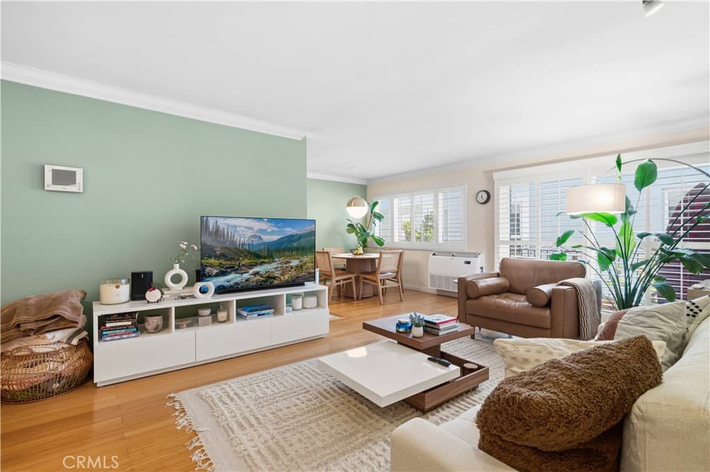 1154 S Barrington Avenue 213